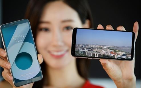 A model poses with LG Electronics Co.'s Q6 smartphone in this photo released by the company on July 30, 2017. (Yonhap)
