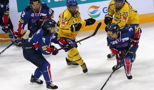 Eom Su-yeon of South Korea (R) tries to handle the puck against Sweden during the teams' friendly game at Gangneung Hockey Centre in Gangneung, Gangwon Province, on July 28, 2017. (Yonhap)