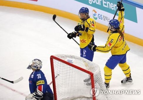 Sabina Kuller of Sweden (C) celebrates her goal against South Korea with teammate Sara Hjalmarsson during the teams' friendly game at Gangneung Hockey Centre in Gangneung, Gangwon Province, on July 29, 2017. (Yonhap)