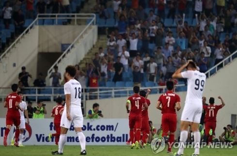 K League All-Star team forward Kim Shin-wook (R) reacts after the Vietnamese U-22 national football team scores a goal in their friendly match at My Dinh National Stadium in Hanoi on July 29, 2017. (Yonhap)