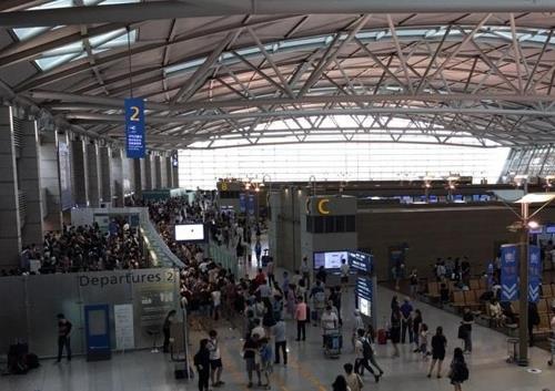 Incheon International Airport is packed with South Korean vacationers on July 30, 2017. (Yonhap)