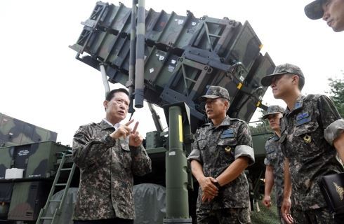 South Korean Defense Minister Song Young-moo (L) visits a local Patriot missile unit on July 30, 2017, in this photo provided by his ministry. (Yonhap)