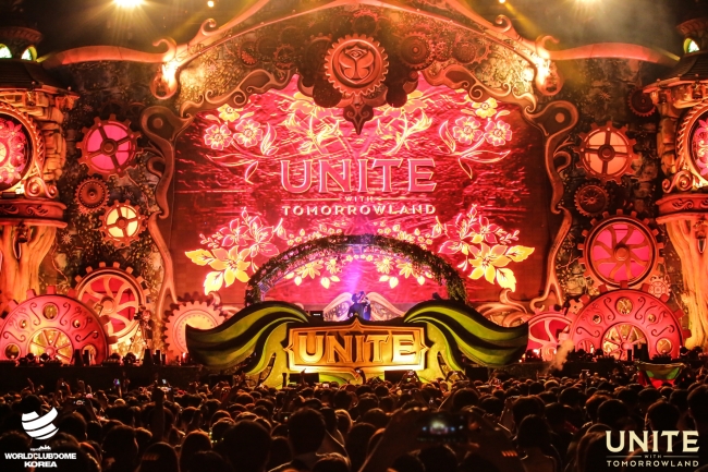 Fans cheer at the Unite \ith Tomorrowland Korea music festival held at Incheon, Korea on Saturday. (Unite With Tomorrowland)