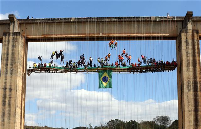 <YONHAP PHOTO-1139> A group of 90 people rappel from a bridge before they eat at a barbecue, on a table suspended under a bridge using rapelling techniques in Limeira, Brazil June 30, 2017. REUTERS/Paulo Whitaker/2017-07-31 06:16:26/ <저작권자 ⓒ 1980-2017 ㈜연합뉴스. 무단 전재 재배포 금지.>