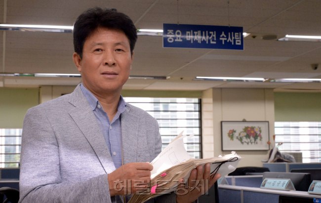 서울지방경찰청 중요미제사건 전담팀 정지일 팀장이 15년전 작성된 사건 조서를 다시 살피고 있다. [사진=정희조 기자/checho@heraldcorp.com]