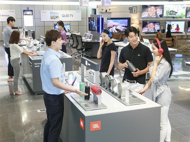 삼성전자가 8월 1일 세계적인 오디오 브랜드 ‘하만’의 컨슈머 오디오 제품을 전국 삼성 디지털프라자 대형 매장 30개를 중심으로 판매한다. 서울 논현동에 위치한 삼성디지털프라자 강남본점을 방문한 고객들이 하만 오디오 제품을 살펴보고 있다.  ［사진제공=삼성전자］