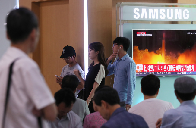 <YONHAP PHOTO-2082> 북한의 미사일 발사 영상 보는 시민들 (서울=연합뉴스) 이지은 기자 = 29일 오후 서울역에 설치된 TV에서 북한의 대륙간 탄도미사일급 '화성-14'형 미사일 2차 시험발사 관련 뉴스가 나오고 있다. 2017.7.29 jieunlee@yna.co.kr/2017-07-29 15:39:08/Media Only <저작권자 ⓒ 1980-2017 ㈜연합뉴스. 무단 전재 재배포 금지.>
<YONHAP PHOTO-2082> 북한의 미사일 발사 영상 보는 시민들 (서울=연합뉴스) 이지은 기자 = 29일 오후 서울역에 설치된 TV에서 북한의 대륙간 탄도미사일급 '화성-14'형 미사일 2차 시험발사 관련 뉴스가 나오고 있다. 2017.7.29 jieunlee@yna.co.kr/2017-07-29 15:39:08/Media Only <저작권자 ⓒ 1980-2017 ㈜연합뉴스. 무단 전재 재배포 금지.>