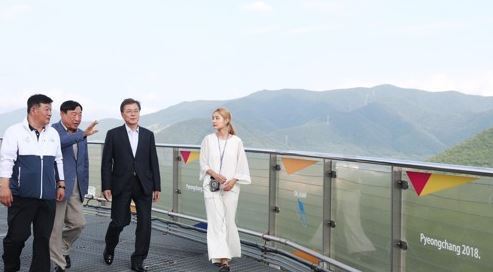 President Moon Jae-in (2nd from R) visits facilities related to the 2018 PyeongChang Winter Olympics in the Gangwon Province town on July 30, 2017. (Photo courtesy of Cheong Wa Dae)(Yonhap)