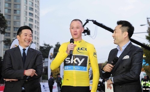 In this photo taken by L'Etape Korea on Nov. 5, 2016, British cycling star Chris Froome (C) speaks to fans at the opening ceremony of the amateur cycling event L'Etape Korea by Le Tour de France in Seoul. (Yonhap)