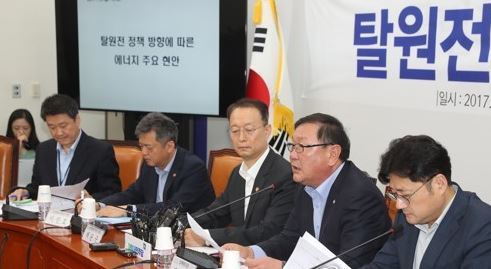 Rep. Kim Tae-nyeon of the ruling Democratic Party, who heads the party's policy committee, speaks at a government-ruling party meeting over the controversial nuclear-free energy policy being pushed by President Moon Jae-in, on July 31, 2017. (Yonhap)
