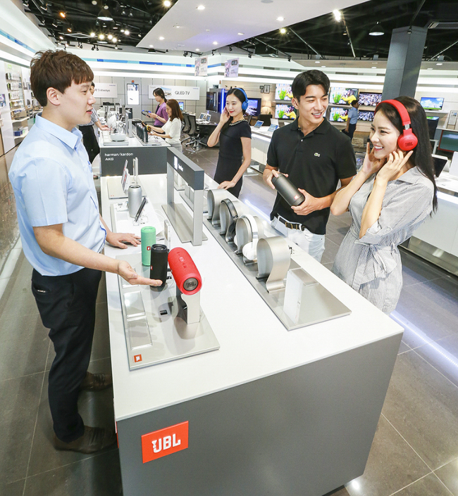 Consumers look at audio products displayed at Samsung Digital Plaza in Nonhyeong-dong, southern Seoul, July 31. Samsung Electronics.