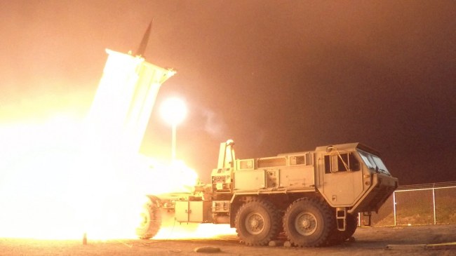 This handout photo provided by the US Missile Defense Agency shows a Terminal High Altitude Area Defense interceptor being launched from the Pacific Spaceport Complex Alaska during a test on Sunday in Kodiak, Alaska. (EPA-Yonhap)