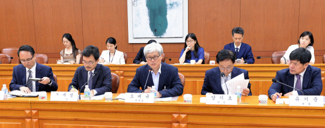 Oh Tai-kyu (center, front), chair of the newly created task force on a 2015 sex slavery agreement with Japan, speaks during the team's inaugural meeting at the Foreign Ministry headquarters on Monday. (MOFA)
