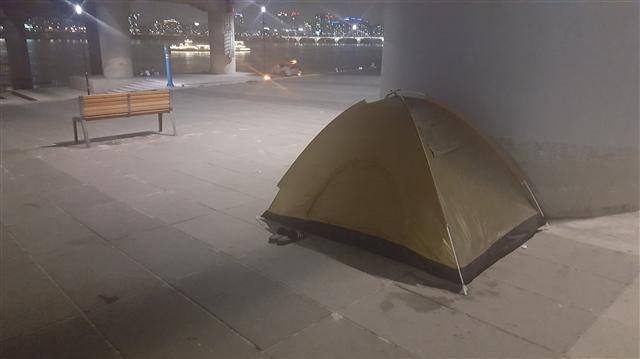 서울 영등포구 여의도동 여의도한강공원 내 시민 쉼터인 그늘공간을 텐트가 차지하고 있다. (왼쪽 사진) 서울 영등포구 여의도동 여의도한강공원 내 다리 밑 그늘에 텐트 하나가 4면을 모두 막아둔 채 있다.