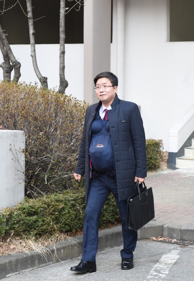 염태영 수원시장이 임산부 체험을 하고있다.
염태영 수원시장이 임산부 체험을 하고있다.
