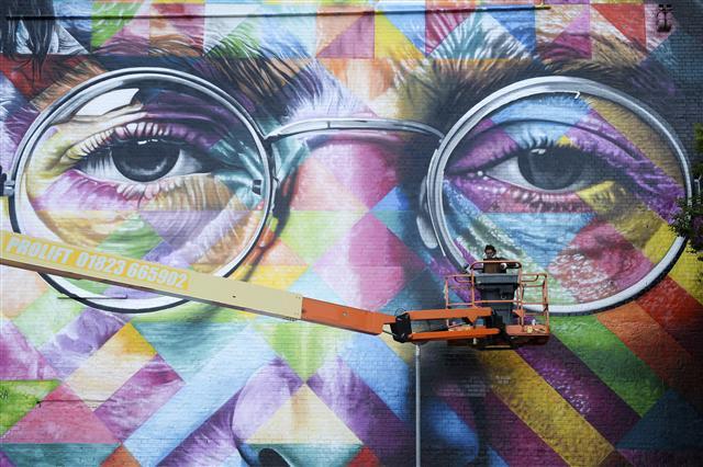<YONHAP PHOTO-0038> A graffiti artist works on a huge mural of former Beatle John Lennon as part of Upfest, a street art and graffiti festival in Bristol, England Monday July 31, 2017. (Ben Birchall/PA via AP)/2017-08-01 00:04:33/ <저작권자 ⓒ 1980-2017 ㈜연합뉴스. 무단 전재 재배포 금지.>
