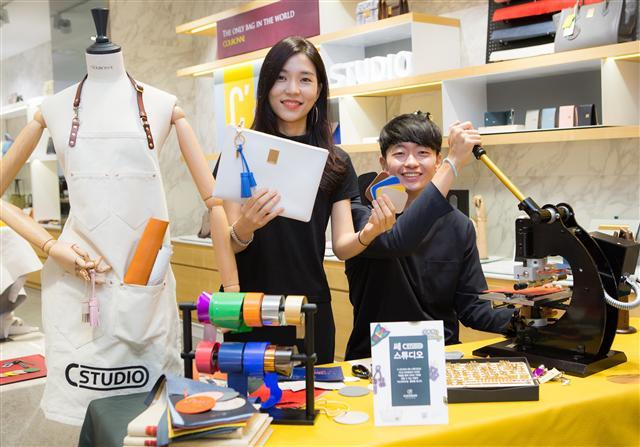쿠론 스타필드 코엑스몰점 내 마련된 ‘쎄스튜디오 체험 존’ 에서 직원들이 나만의 핸드백을 만들며 포즈를 취하고 있다.