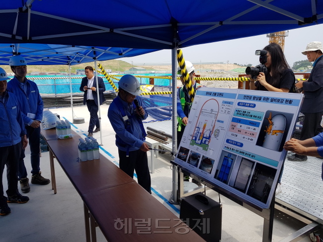 지난달 31일 현장 관계자가 신고리 원전에 대해 설명하고 있다. [사진=이정주 기자/sagamore@heraldcorp.com]