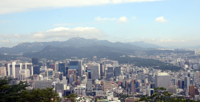 마지막 장마가 물러갔다. 1일 장마가 물러간 서울하늘은 쾌청한 가운데 미세먼지가 사라져 모처럼 청명한 날씨를 보여주었다. <br />정희조 기자/chehco@heraldcorp.com