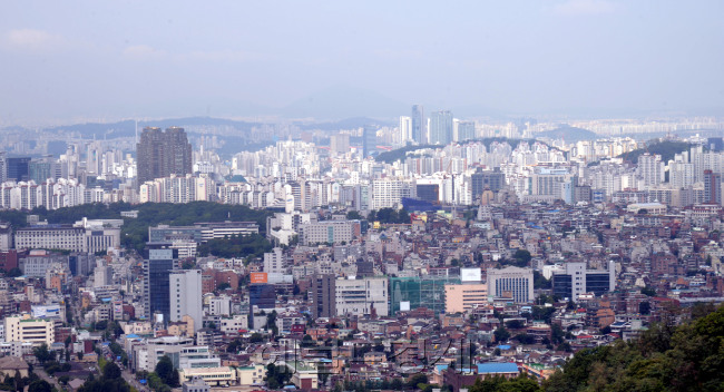 마지막 장마가 물러갔다. 1일 장마가 물러간 서울하늘은 쾌청한 가운데 미세먼지가 사라져 모처럼 청명한 날씨를 보여주었다. <br />정희조 기자/chehco@heraldcorp.com