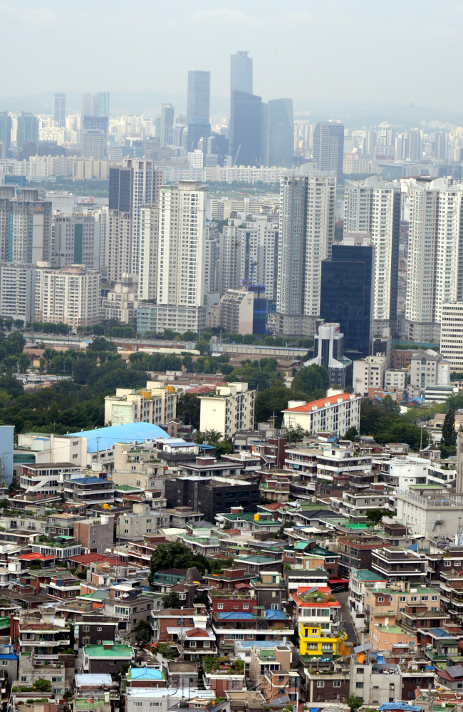 마지막 장마가 물러갔다. 1일 장마가 물러간 서울하늘은 쾌청한 가운데 미세먼지가 사라져 모처럼 청명한 날씨를 보여주었다. <br />정희조 기자/chehco@heraldcorp.com