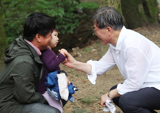 <YONHAP PHOTO-1470> 문 대통령, 등반길 어린이와 잠시 (서울=연합뉴스) 문재인 대통령이 여름 휴가 이틀째인 지난달 31일 강원도 평창 오대산 상원사길 등반 중 만난 어린이의 손을 잡아주고 있다. 2017.8.1 [청와대 제공=연합뉴스] kjhpress@yna.co.kr/2017-08-01 09:59:03/ <저작권자 ⓒ 1980-2017 ㈜연합뉴스. 무단 전재 재배포 금지.>