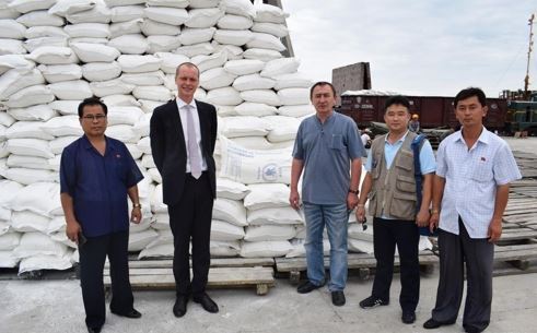 This photo, taken from the Facebook page of the Russian Embassy in Pyongyang on Aug. 1, 2017, shows Russian and North Korean officials posing for a photo during a ceremony at a port in the North's northeastern city of Chongjin the previous day to mark the arrival of 800 tons of flour donated by Russia through the World Food Program. (Yonhap)