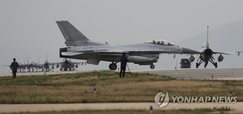 A F-16 fighter jet of the US Air Force is waiting for takeoff at Kusan Air Base, South Korea, in this file photo. (Yonhap)