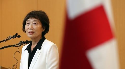 This file photo, taken on July 17, 2017, shows Kim Sun-hyang, acting president of the Korean Red Cross, announcing South Korea's offer for talks on holding separated family reunions with North Korea on Aug. 1. (Yonhap)