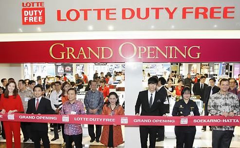 This file photo provided by Lotte Duty Free, South Korea's top duty-free operator, on Jan. 31, 2012, shows the opening ceremony of its first overseas shop at Jakarta International Airport in Indonesia on the same day. (Yonhap)