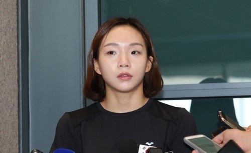 South Korean swimmer Kim Seo-yeong speaks to reporters at Incheon International Airport on Aug. 1, 2017. (Yonhap)