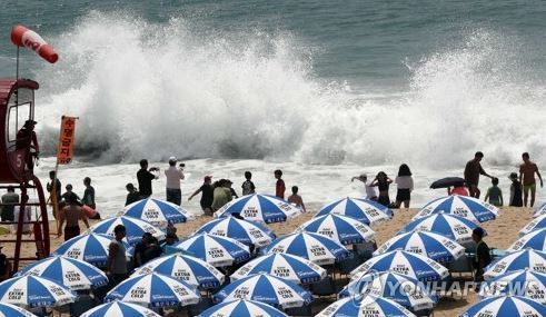 A huge wave hits the Haeundae Beach in the coastal city of Busan on Aug. 1, 2017. The lifesaving team for the beach, famous in the country, took a measure to keep swimmers off the sea for the second straight day due to the high possibility of a rip tide hitting them. (Yonhap)