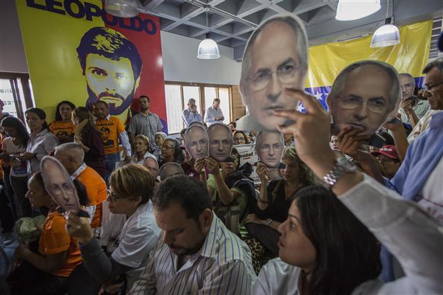 epa06120431 Supporters of the Voluntad Popular and Alianza Bravo Pueblo parties attend a press conference holding banners with the photographs of Leopoldo Lopez and Antonio Ledezma in Caracas, Venezuela, 01 August 2017. Venezuelan opponents Leopoldo Lopez and Antonio Ledezma were held in cells at the Ramo Verde military jail outside Caracas, from where they were transferred to serve their prison sentences under house arrest, according to sources close to both men. The Supreme Court of Justice (TSJ) of Venezuela said that Ledezma and Lopez planned to escape and for that reason they were revoked the house arrest in which they were and they were taken back to the prison. EPA/NATHALIE SAYAGO EPA/NATHALIE SAYAGO