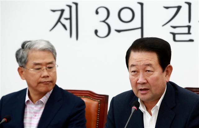 안철수 전 대표의 당 대표 경선 출마 가능성이 높아진 가운데, 국민의당 지도부는 2일 굳은 표정으로 비상대책위원회의를 진행했다. 안 전 대표의 경선 출마가 현실로 이뤄질 경우, 국민의당 뿐 아니라 여의도 전체에 다시 한 번 구조조정 바람이 불 전망이다.  [연합뉴스]