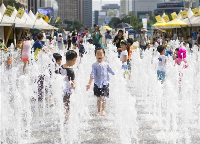 <YONHAP PHOTO-2639> '분수대는 사랑입니다' (서울=연합뉴스) 윤동진 기자 = 서울을 비롯한 수도권과 충청지역 등에 폭염주의보가 내려진 1일 오후 서울 광화문광장 분수대에서 어린이들이 물놀이를 하며 더위를 식히고 있다. 2017.8.1 mon@yna.co.kr/2017-08-01 16:01:09/ <저작권자 ⓒ 1980-2017 ㈜연합뉴스. 무단 전재 재배포 금지.>