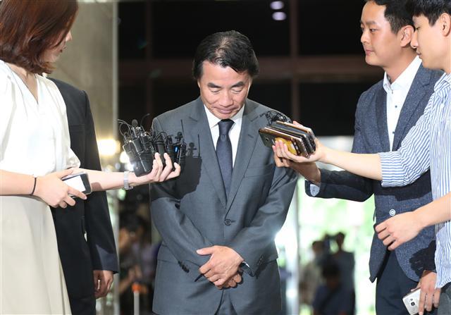 운전기사들에게 상습적으로 폭언한 사실이 드러나 ‘갑질 논란’에 휘말린 종근당의 이장한 회장이 피의자 신분조사 차 2일 오전 종로구 서울지방경찰청으로 출석하고 있다. [연합뉴스]