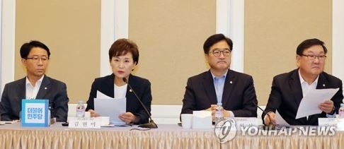 Senior offials from the ruling Democratic Party and government hold a policy consultation meeting at the National Assembly in Seoul on Aug. 2, 2017. (Yonhap)