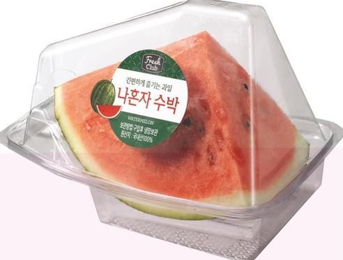 South Korea's largest discount chain operator, on Aug. 2, 2017, shows a watermelon slice packaged in small containers for single- or two-person households. (Yonhap)