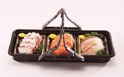 South Korea's largest discount chain operator, on Aug. 2, 2017, shows slices of raw fish packaged in small containers for single- or two-person households. (Yonhap)