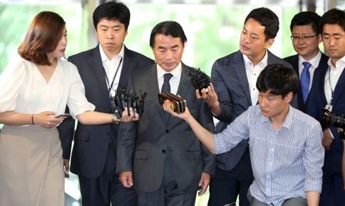 Rhee Jang-han (C), surrounded by reporters, enters the police building in central Seoul to face questioning over allegedly verbally abusing his private chauffeurs, on Aug. 2, 2017. (Yonhap)