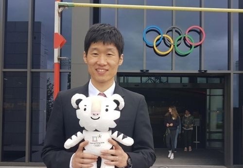 In this undated photo captured from the International Olympic Committee's Facebook page, former South Korean football star Park Ji-sung poses with Soohorang, the mascot for the 2018 PyeongChang Winter Olympics. (Yonhap)