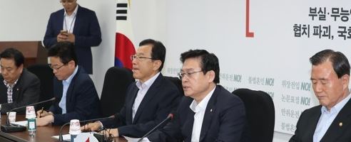 A meeting of Liberty Korea Party leaders on Aug. 2, 2017. (Yonhap)
