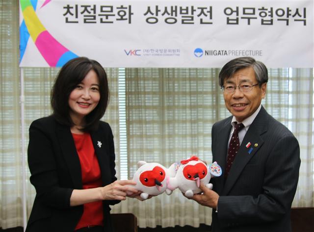 한국과 일본이 2018년 평창동계올림픽 및 패럴림픽과 2020년 도쿄 하계올림픽 및 패럴림픽의 성공적 개최를 위해 친절동맹을 맺었다. 양국은 이번 협약이 ‘한일 1000만 관광교류’시대를 앞당기는 촉매제가 될것으로 기대하고 있다. 사진은 한국방문위원회 한경아 사무국장과 일본 니가타현 방문위 타카이 모리오 부지사가 업무협약 체결후 기념품을 전달하는 모습.