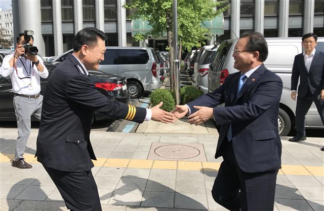 고위직 임명장을 직접 수여하기 위해 경찰청을 방문한 김부겸 행정안전부 장관(오른쪽)이 3일 서울 서대문구 경찰청에서 마중 나온 이철성 경찰청장과 반갑게 인사하고 있다. 경찰청은 이날 문재인 정부의 100대 국정과제 중 경찰청 소관 과제에 대한 추진 방안을 논의하기 위해 ‘전국 경찰지휘부 회의’를 열었다. [연합뉴스]