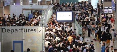This photo, taken July 28, 2017, shows a large number of people lined up for security checks before their departure from Seoul's Incheon International Airport. A record 6.84 million South Koreans are estimated to head overseas for summer vacation, with the number of South Koreans going overseas in the entire year also expected to reach a record high. (Yonhap)