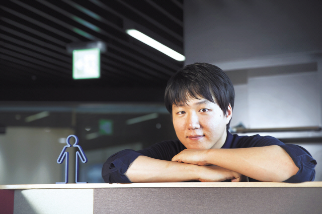 tvN ‘알쓸신잡’ 양정우 PD는  ‘알쓸신잡’의 인기요인에 대해서는 “인기비결은 정확하게는 모르겠고, 지식을 수다로 푼 게 강점으로 작용한 것 같다”고 말했다. 오른쪽은 ‘알쓸신잡’ 포스터.
