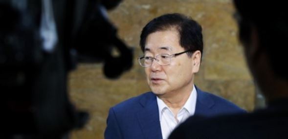 Chung Eui-yong, President Moon Jae-in's top security adviser, speaks to the press at the National Assembly in Seoul on Aug. 3, 2017. (Yonhap)