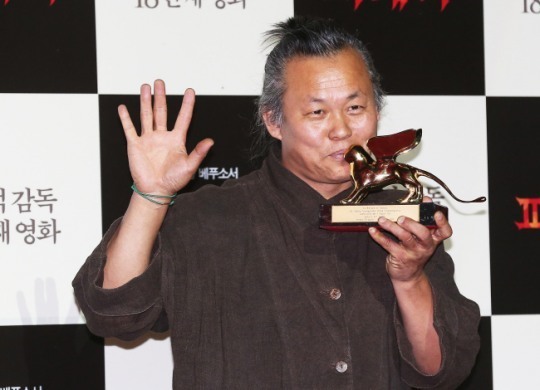 Kim Ki-duk holds his Venice Film Festival Golden Lion Award at a press conference at Megabox in Dongdaemun in Seoul in this September 2012 file photo. (Yonhap)