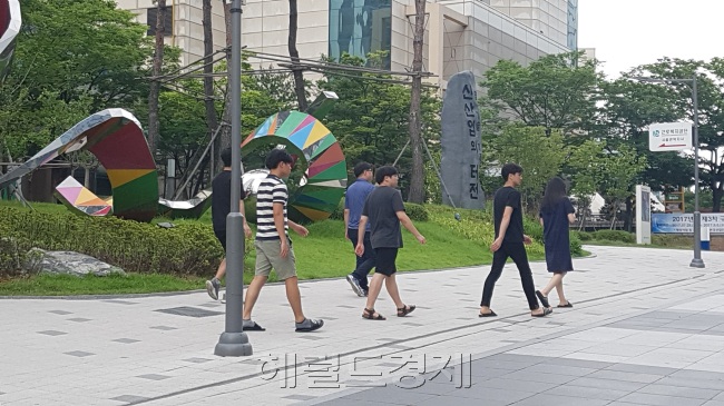 2일 IT 기업이 밀집한 서울 구로디지털단지 주변에서 반바지를 입은 직장인들이 점심을 위해 이동하고 있다. [사진=김진원 기자/jin1@heraldcorp.com]