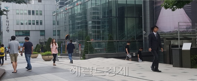 2일 IT 기업이 밀집한 서울 구로디지털단지 주변에서 반바지를 입은 직장인들이 점심을 위해 이동하고 있다. [사진=김진원 기자/jin1@heraldcorp.com]